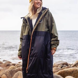 XS Passenger coat.  ‘Roaming Recycled Sherpa Lined Changing Robe - Black/ Khaki’